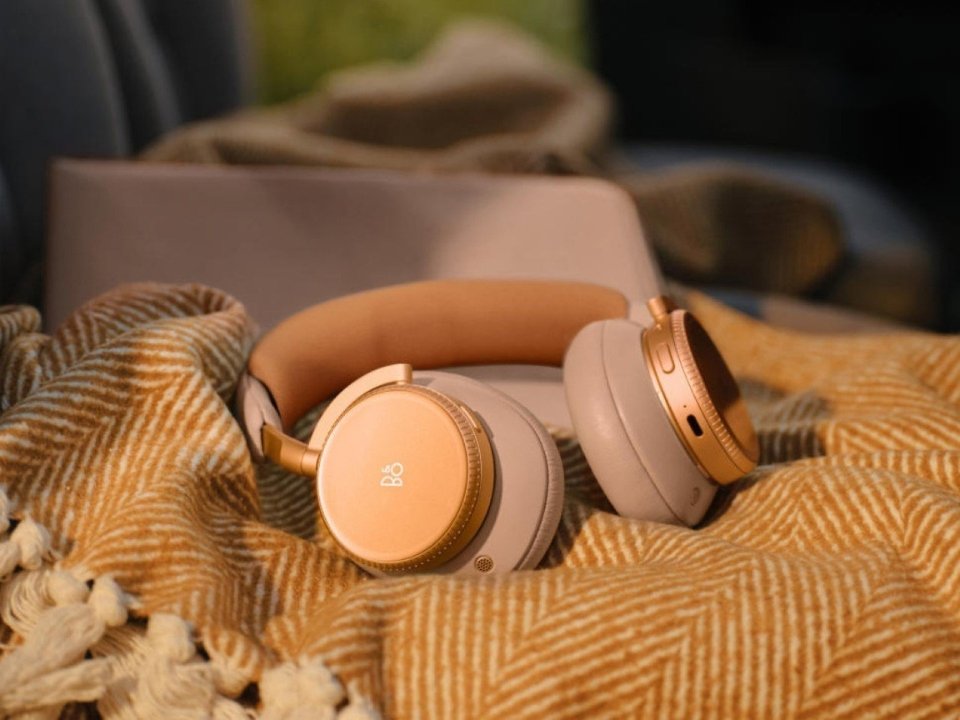 Tai Nghe B&O Beoplay H100 Sunset Apricot (Openbox) - Góc nhìn thực tế 6